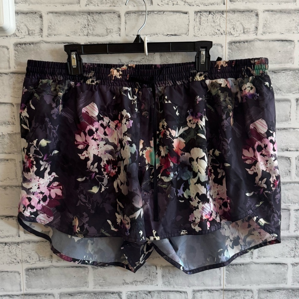 Women’s Old Navy Go Dry Mid Rise black/purple floral Shorts Black 2X